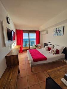 滨海圣西尔尚特普拉奇酒店的一间卧室配有一张床,享有海景