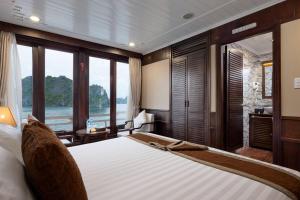 下龙湾Hạ Long Aqua Legend Cruise的一间卧室设有一张大床,享有水景