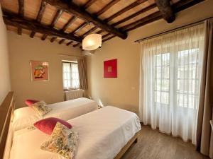 奥维多CasalPiano的一间卧室设有两张床和窗户。