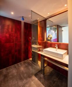 约阿尼纳Essence Hotel的一间带水槽和镜子的浴室