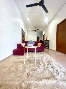 大山脚Cozy 255 Entire 3 Bedroom House At Alma Bukit Mertajam的客厅配有沙发和桌子