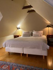 布鲁日Amato-Brugge的阁楼卧室配有白色床
