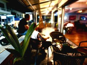 涛岛Tiki Tribe Bar & Hostel的坐在餐厅里种植植物的人