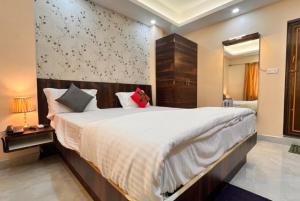 普里Hotel Aradhya Puri Sea View Room - Luxury Stay - Best Hotel in Puri的一间卧室,卧室内配有一张大床