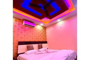 普里Hotel Aradhya Puri Sea View Room - Luxury Stay - Best Hotel in Puri的一间卧室配有一张带彩虹天花板的床