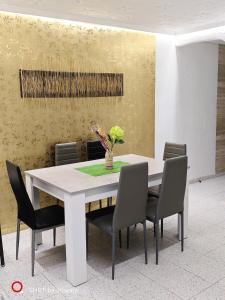 ChirivellaGolden Ambient Apartment的餐桌、椅子和白色桌子
