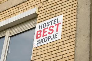 斯科普里Hostel Best Skopje的读旅馆最好的注射器的建筑物上的标志