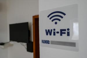 斯科普里Hostel Best Skopje的墙上有带WiFi标志的标志