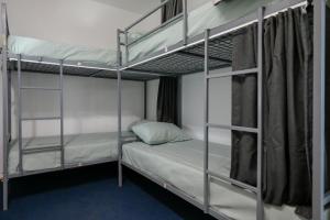 斯科普里Hostel Best Skopje的宿舍间内带两张双层床的客房