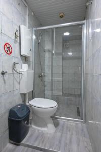 斯科普里Hostel Best Skopje的一间带卫生间和玻璃淋浴间的浴室