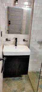 达哈布Las Vegas House Dahab的浴室设有白色水槽和镜子