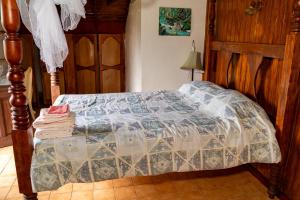 罗索Roxy's Mountain Lodge的一间卧室配有床,床上装有被子