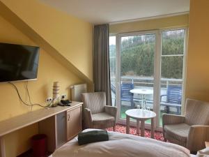维林根瓦尔德豪斯酒店的酒店客房设有一张床和一个阳台。