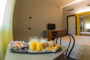 菲登扎戴鲁纳汽车旅馆的桌上的橙汁和面包盘