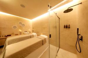 巴勒莫Casa Nostra Boutique Hotel & Spa的带淋浴、卫生间和盥洗盆的浴室