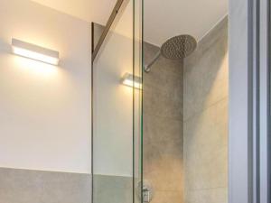 霍赫克尼希山麓丁滕Leni`s Mountain Appartements的浴室里设有玻璃门淋浴