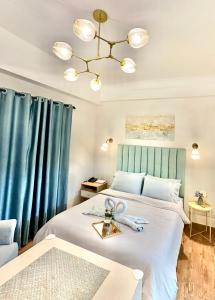 麦克坦119 Amani Grand Mactan Resort的一间卧室配有一张带蓝色窗帘的大床