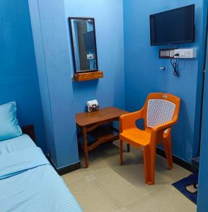 蓬蒂切里Blue Waves HomeStay的配有床、椅子和镜子的房间