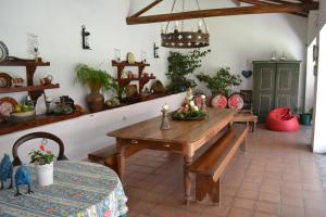 AlquerubimQuinta da Fontoura的一间带木桌和长凳的用餐室