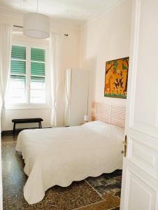 热那亚I MUSETTI的白色的卧室设有床和窗户