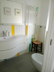 热那亚I MUSETTI的一间带水槽、浴缸和卫生间的浴室
