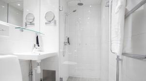 卡尔斯塔德克拉丽奥德罗特连锁酒店的带淋浴和盥洗盆的白色浴室