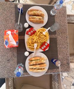 开罗Badr pyramids inn的一张桌子,上面放着两盘食物和薯条