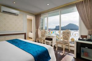 下龙湾Hạ Long Aqua Legend Cruise的酒店客房设有一张床和一个阳台。