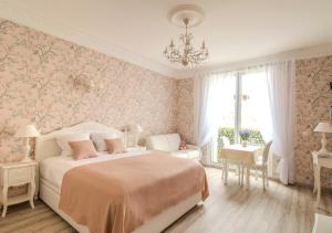 戛纳Cannes Imperial Croisette Palais Miramar的卧室配有床、椅子和窗户。