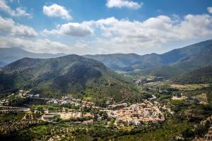 滨海拉塞尔瓦Cap de Creus : bungalow, jardin y vista al mar.的享有山区小镇的景色