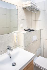 绿山城NOVY Hotel的一间带水槽和镜子的浴室
