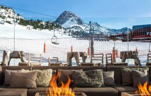 格劳罗伊格安道尔格劳罗奇精品Spa酒店的带沙发和滑雪场的客厅