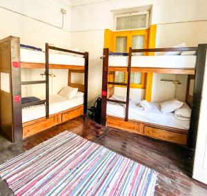 亚历山大Ithaka Hostel的配有2张双层床的宿舍间设有地毯。