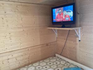 Vigo VillageVigo Retreat cabin 2的电视位于客房的角落