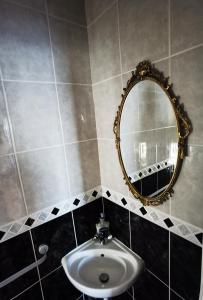 哈罗ANAND HOUSE的一间带水槽和镜子的浴室