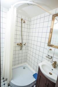 Alatskivi阿拉斯奇夫城堡公寓的带浴缸和盥洗盆的浴室