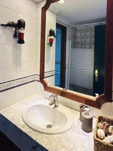 卡拉圣维森特Apartamento en Ibiza的一间带水槽和镜子的浴室