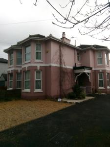 南安普敦The Old Merchants House - The Highlands Room的粉红色的房子,白色的镶边