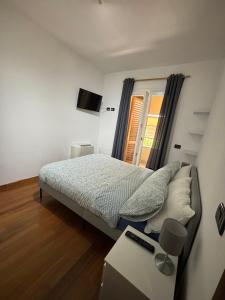 佛罗伦萨Vespucci Rooms & Apartament Eliana SELF CHECK-IN的一间小卧室,配有床和窗户