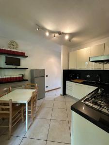 佛罗伦萨Vespucci Rooms & Apartament Eliana SELF CHECK-IN的一间带桌子的厨房和一间带冰箱的厨房