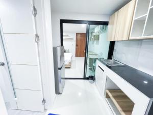 Ban Nong WaengS&Y Apartment的厨房配有水槽和冰箱