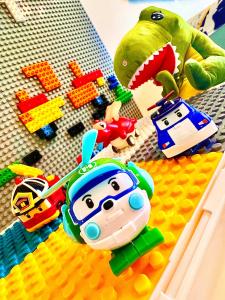 努沙再也Legoland-Happy Wonder Love Suite-Elysia- Max8pax-with Garden-Pool view的玩具车玩具象和玩具乌龟