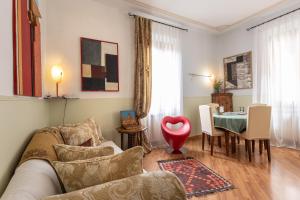 威尼斯艾尔格雷奇奢华公寓的客厅配有沙发和桌子