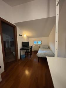 佛罗伦萨Vespucci Rooms & Apartament Eliana SELF CHECK-IN的客房设有一张床、一张桌子