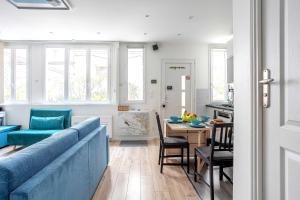 巴黎ParisMyHome - Air-conditioned, 2 shower rooms, 2 toilets的客厅配有蓝色的沙发和桌子