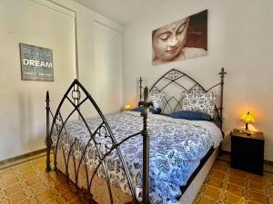 康塞普西翁新镇El Rincon del Torcal的一间卧室配有一张带蓝色和白色棉被的床