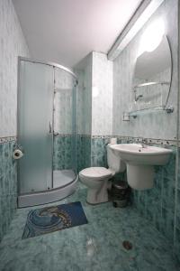 瓦尔瓦拉瓦尔瓦拉酒店的一间带水槽、卫生间和淋浴的浴室