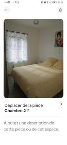 蒙特尔梅La petite maison的一间卧室设有一张床和一个窗口