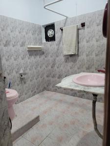 卡拉奇Hotel Capital one的一间带水槽和卫生间的浴室
