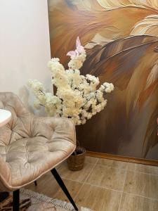 采蒂涅Apartman Petar & Petra的画边的椅子和花瓶
